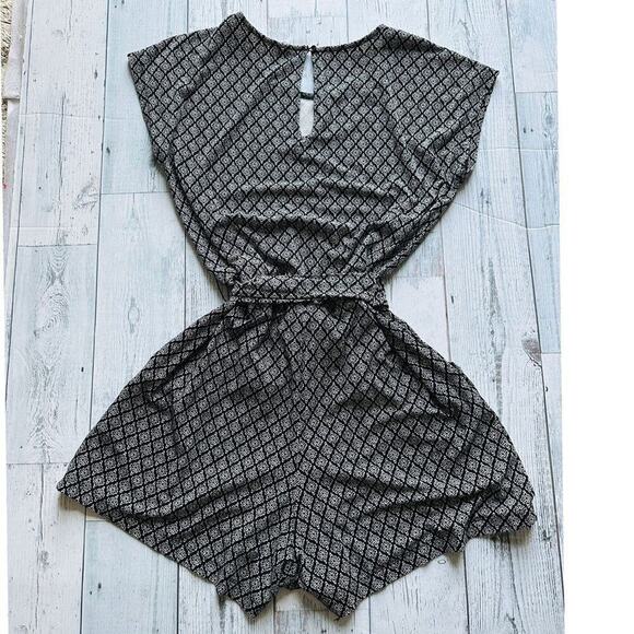 Old Navy Women's Dolman Short Sleeve Romper Black Geo Womens Small - Picture 2 of 6